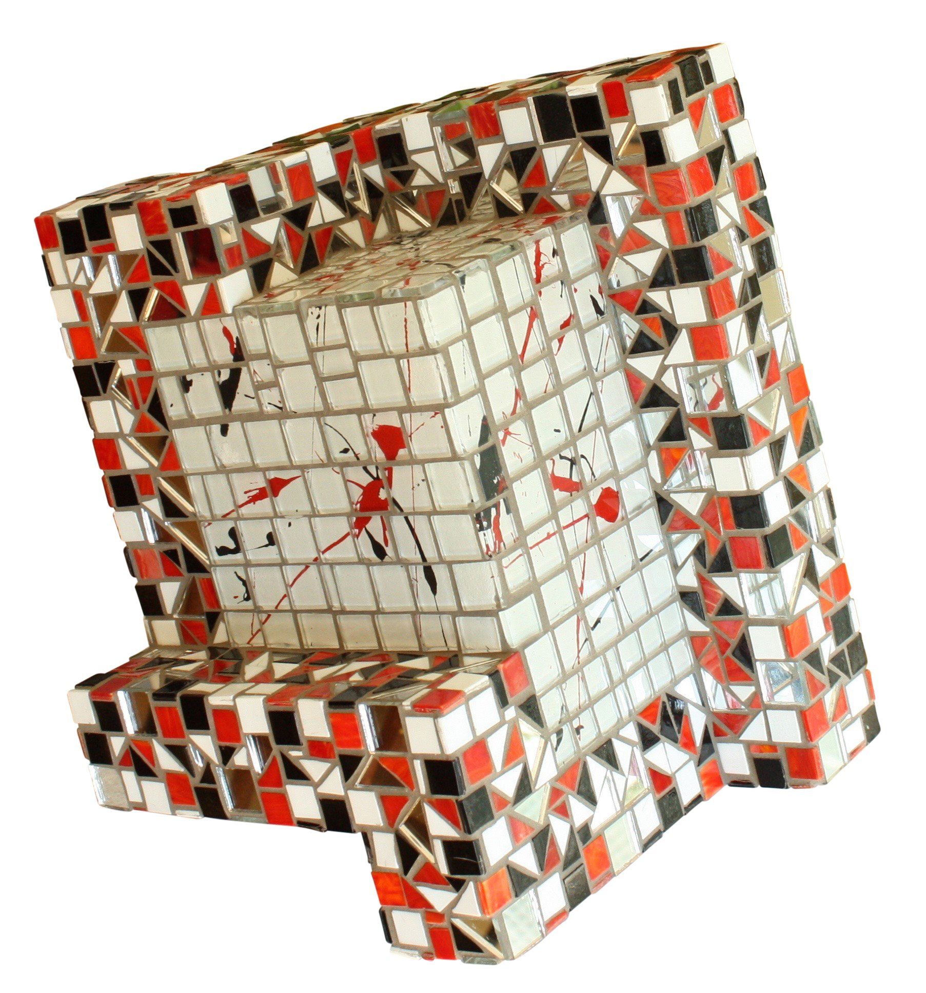 Abstracte mozaïek keramische sculptuur met rode, zwarte en witte geometrische patronen.