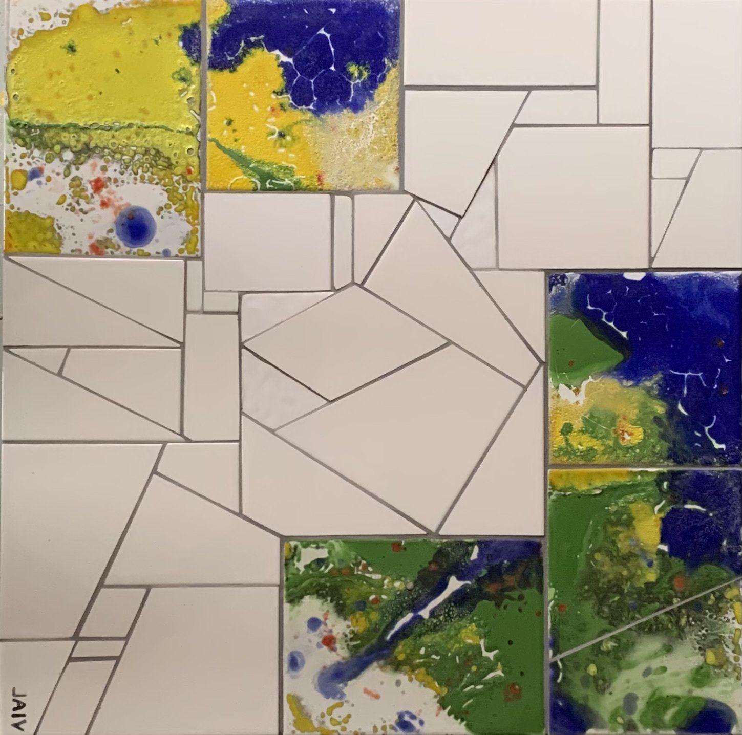 Abstracte wanddecoratie met geometrische beige tegels en kleurrijke blauwe, gele, groene en witte geschilderde gedeelten.