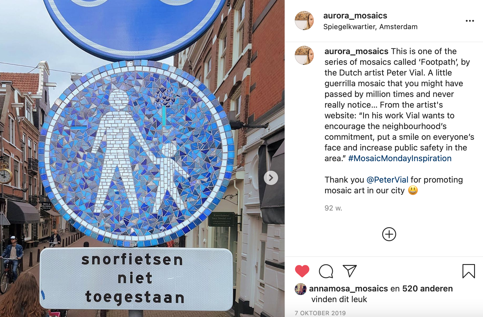 Een blauw verkeersbord boven een bord met de tekst