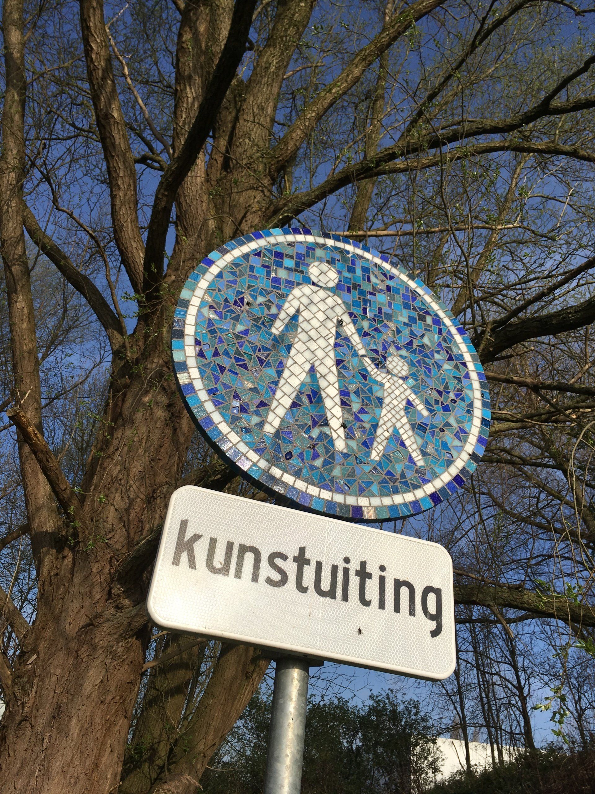 Blauw voetgangersbord met de tekst