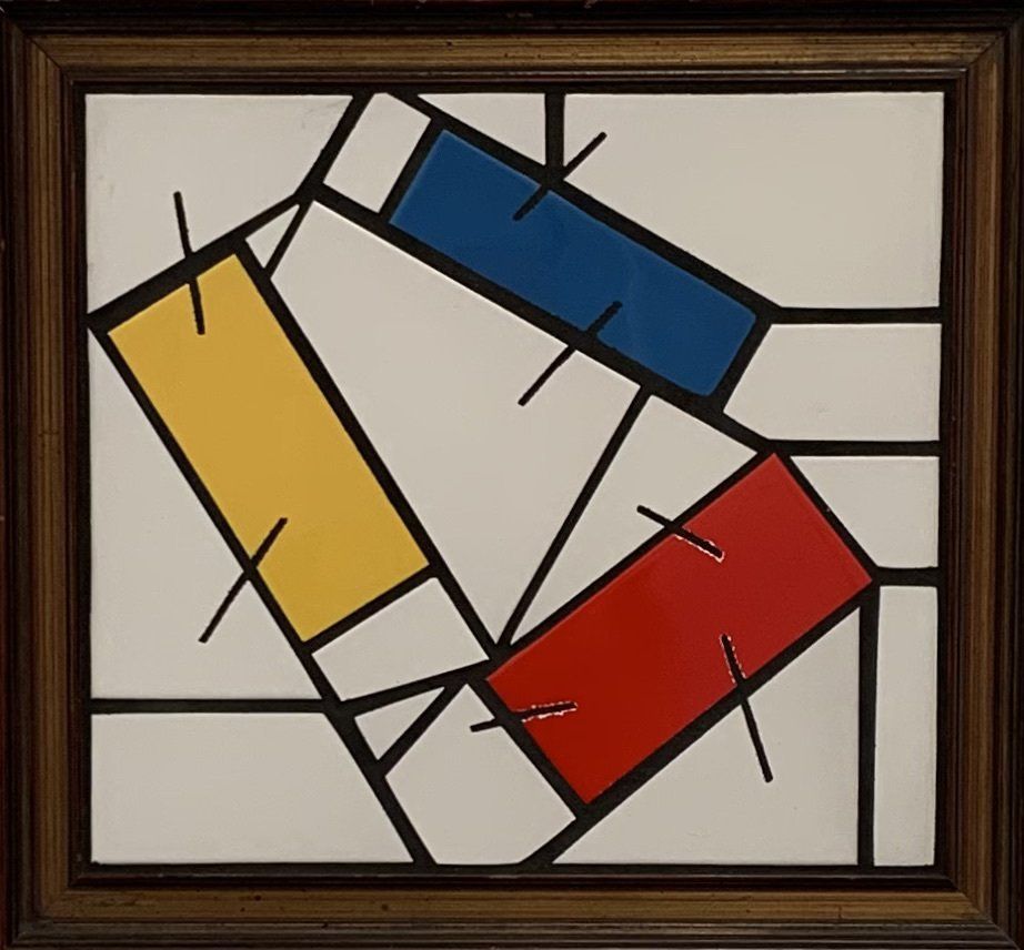 Abstract geometrisch schilderij met zwarte lijnen en gele, blauwe, rode en witte blokken in een houten lijst.