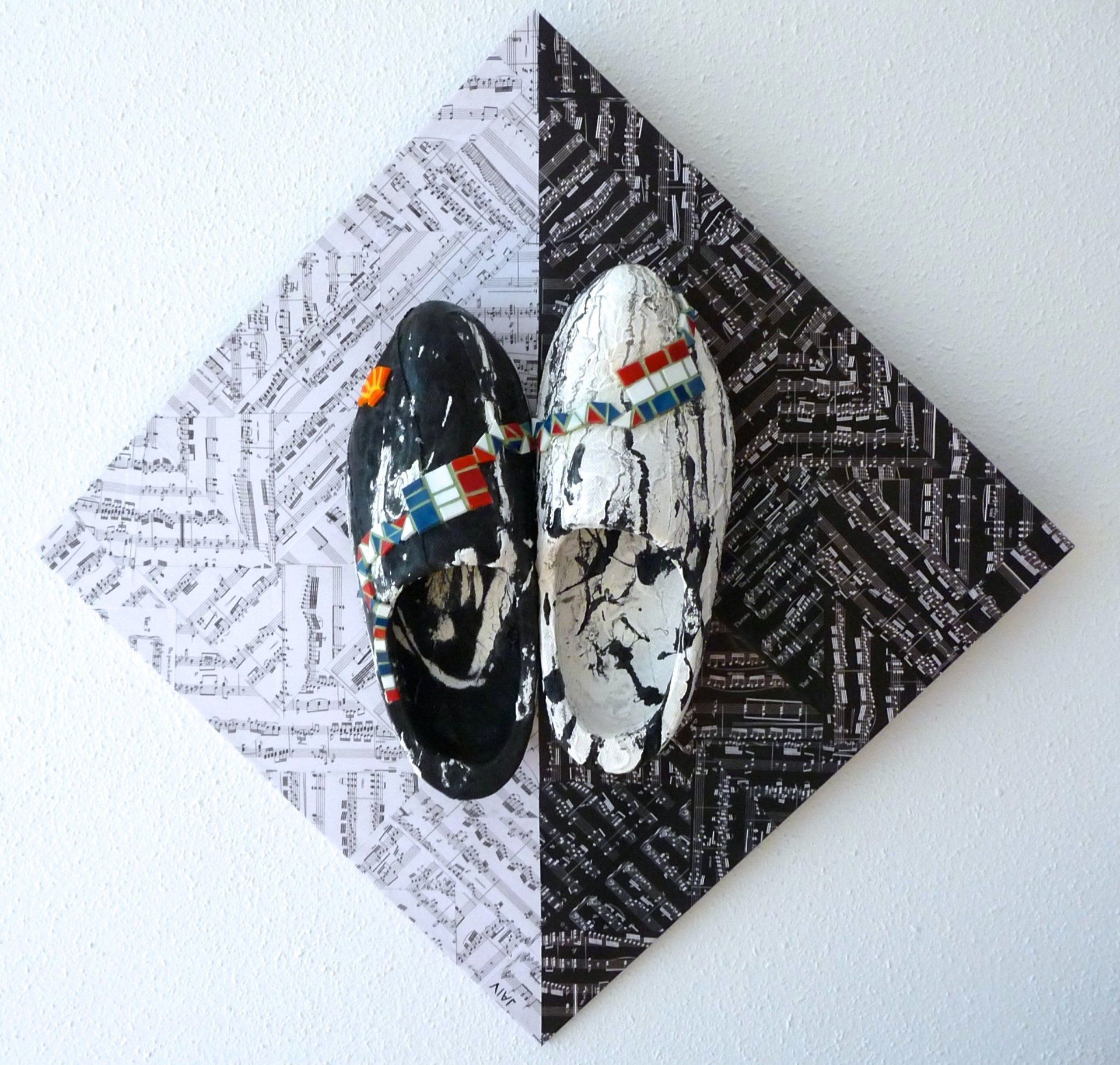 Abstract kunstwerk van twee ovale gezichten op een zwart-witte ruitvormige achtergrond.