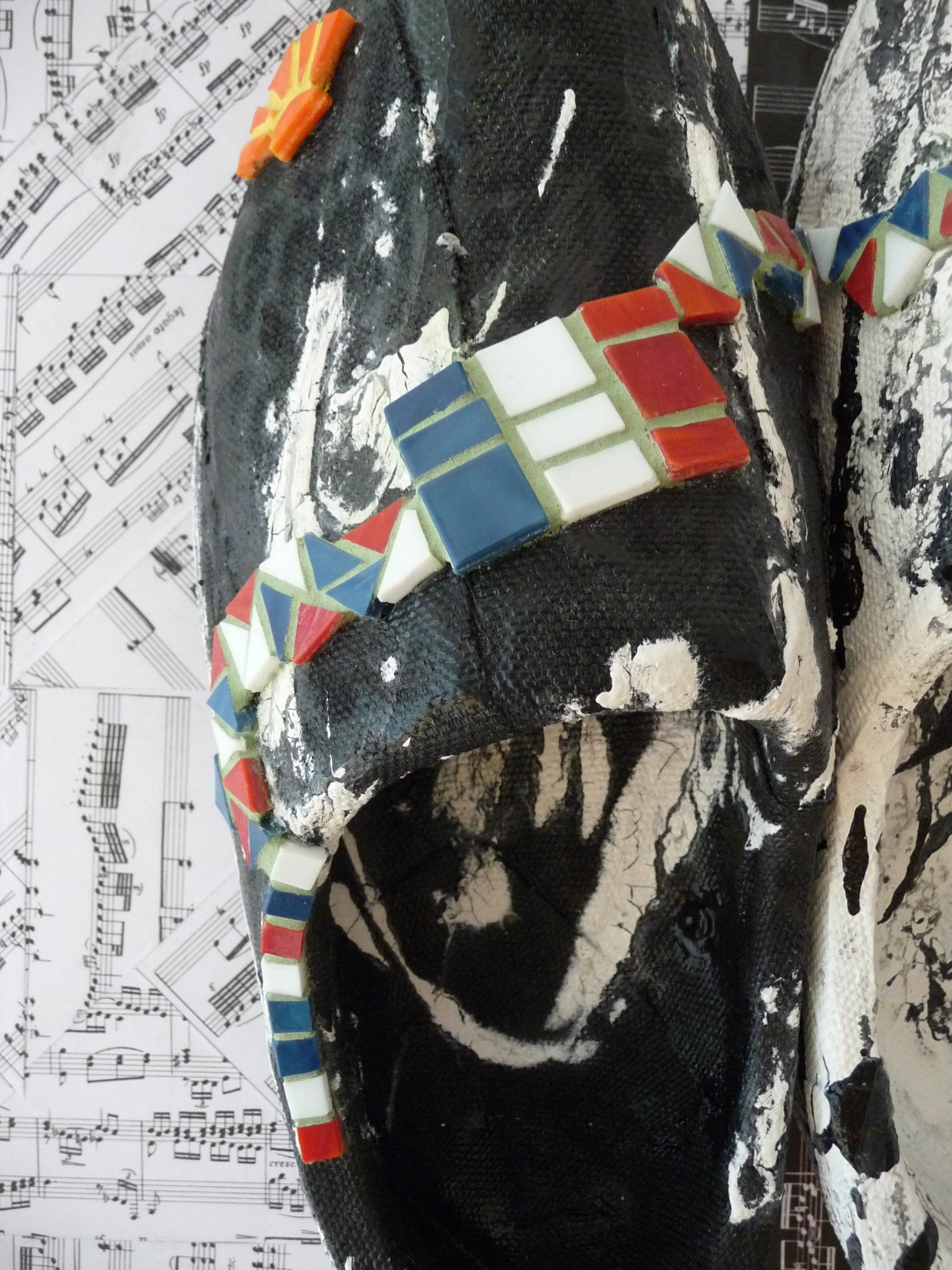 Abstracte zwart-witkunst geplaatst tegen een achtergrond van bladmuziek.