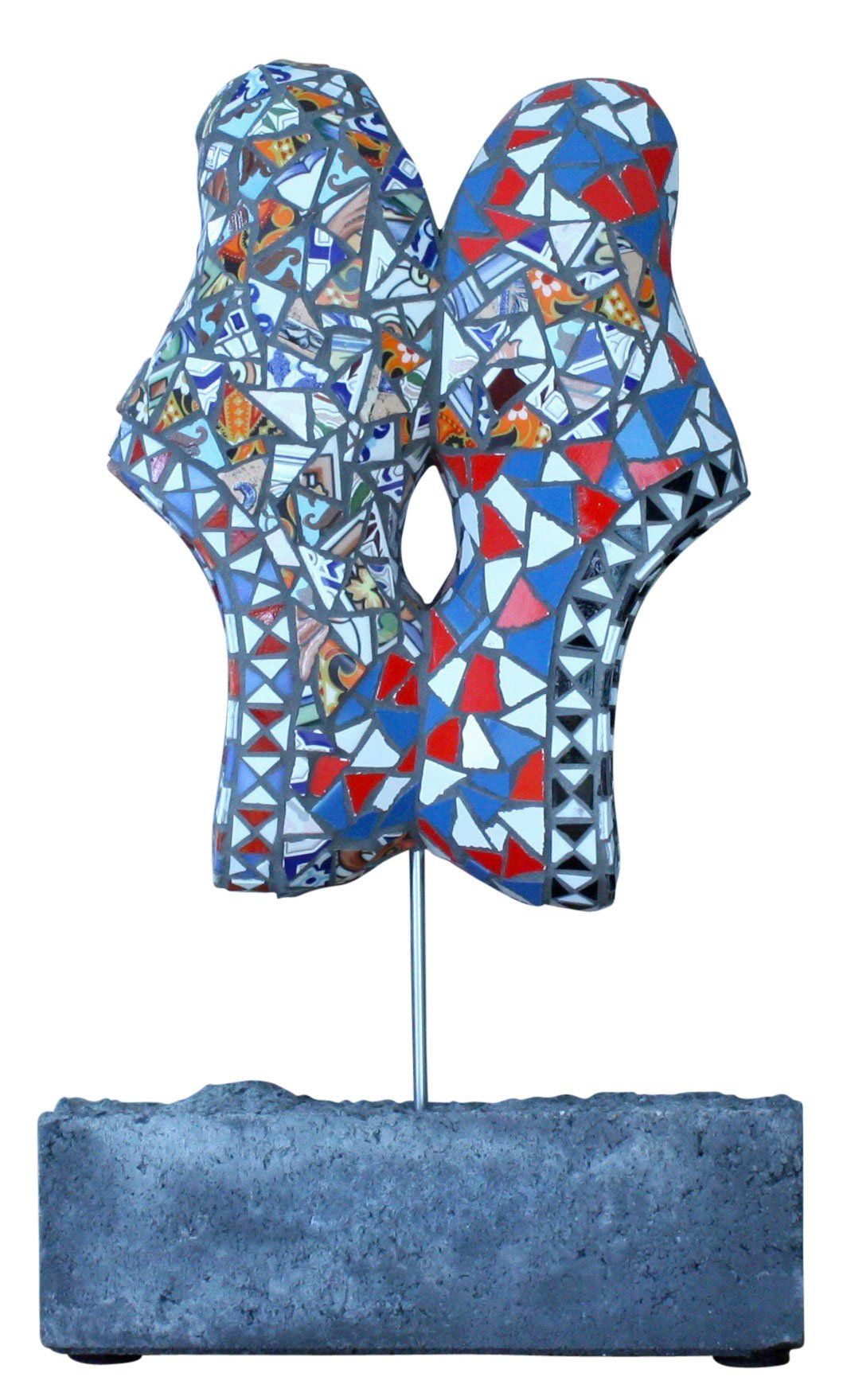 Abstracte mozaïeksculptuur in blauw, wit en oranje op een dunne metalen sokkel op een blauwe voet.
