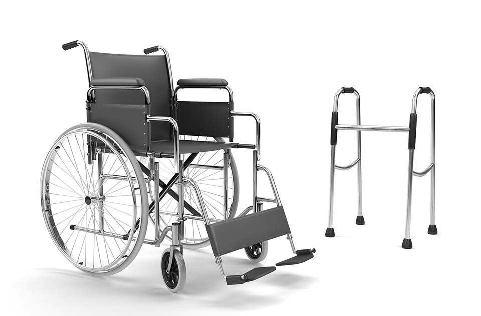 Sedia a rotelle nera con deambulatore rimovibile su sfondo bianco