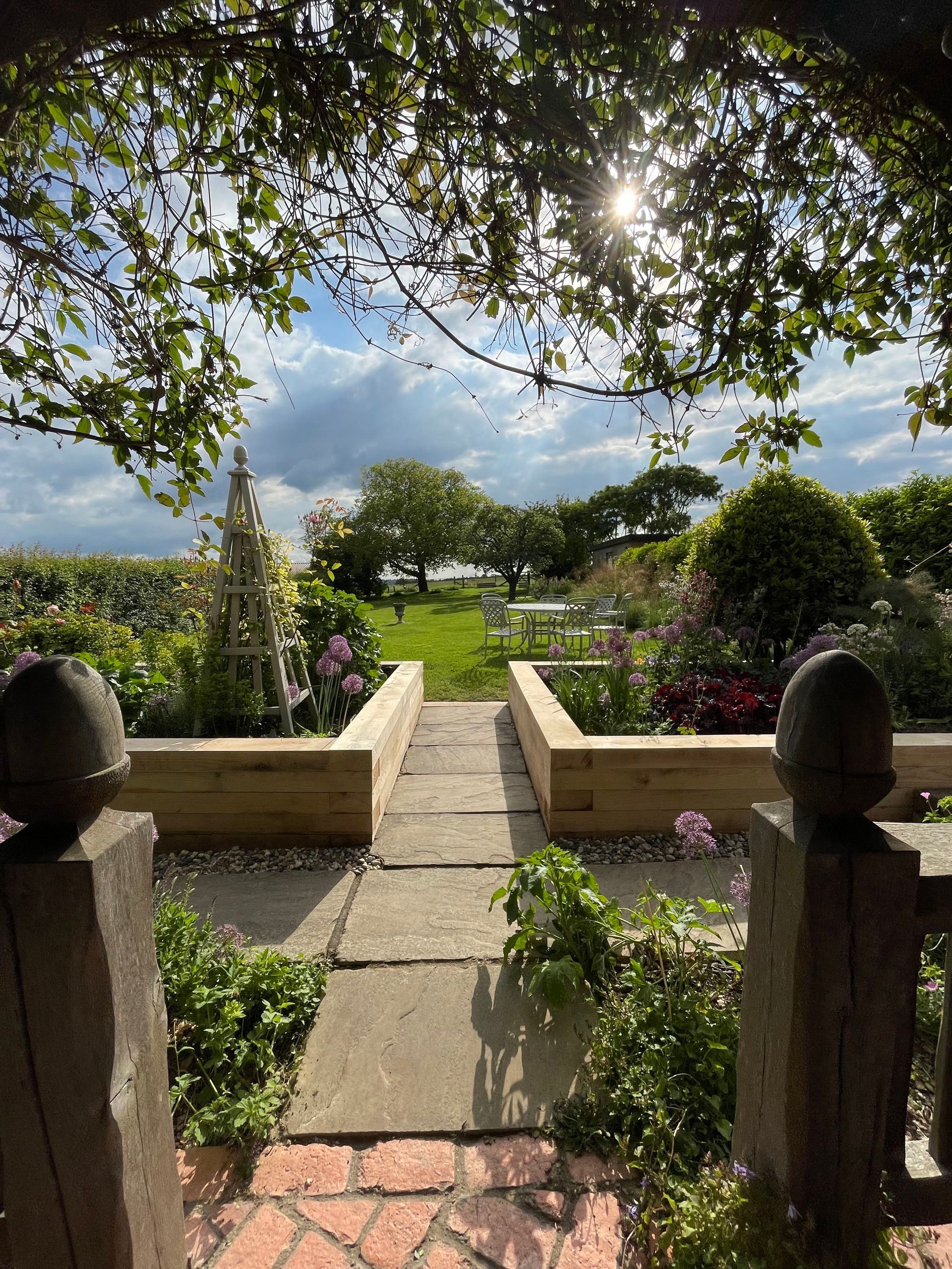 Hertfordshire Farmhouse Garden | Oak Raised Flower Beds | Gardr