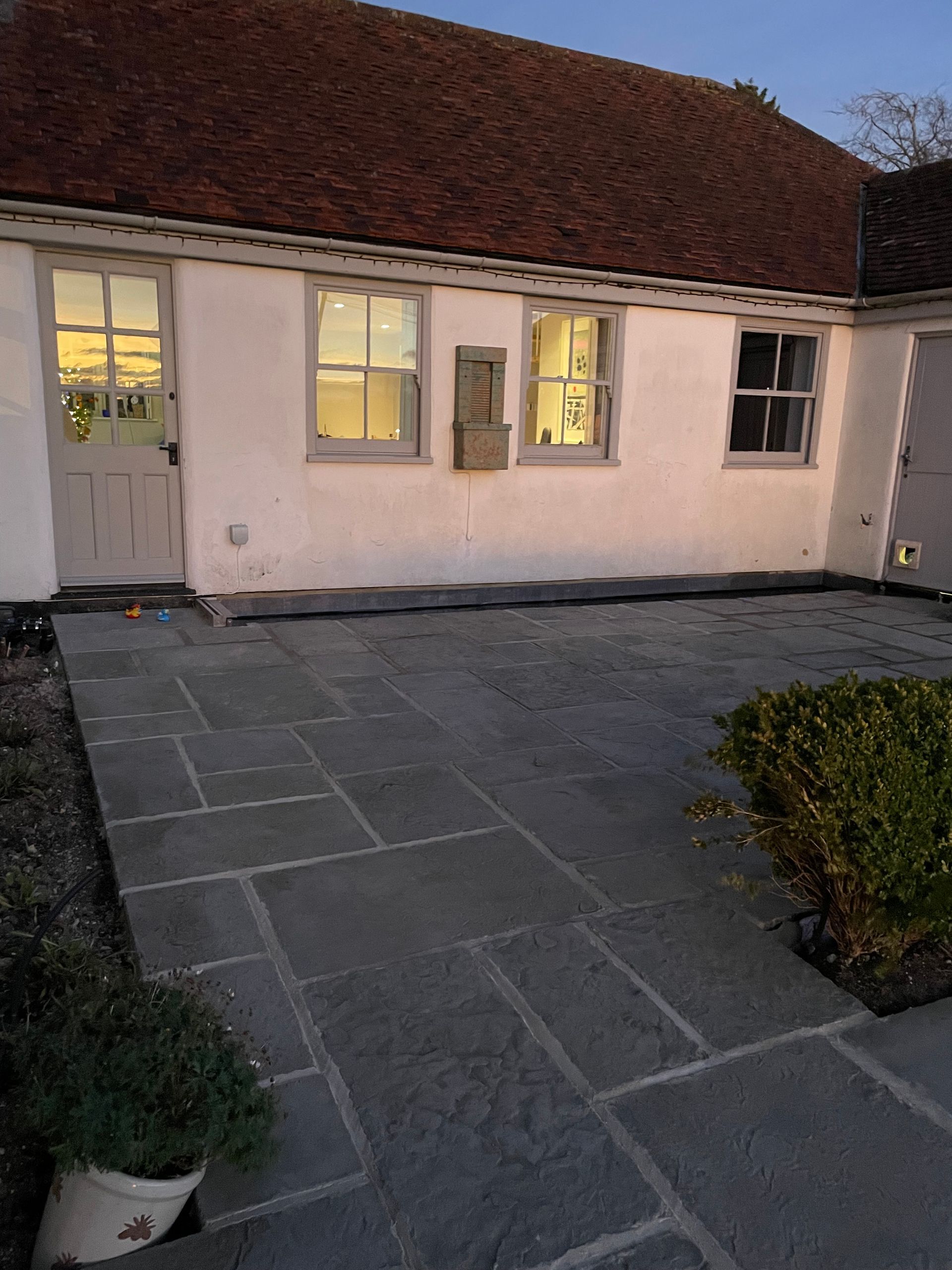 Hertfordshire Cottage | Cool Water Feature | Gardr
