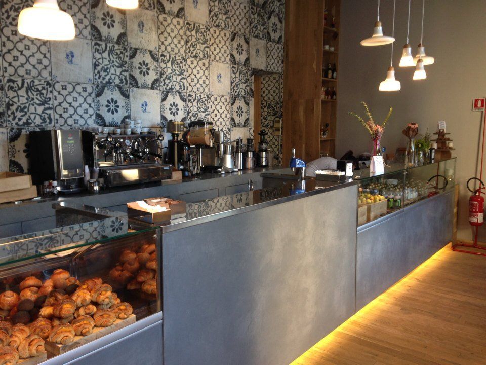 bancone di un lounge bar in stile industriale