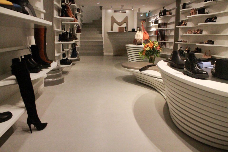 negozio di accessori moda con arredi moderni