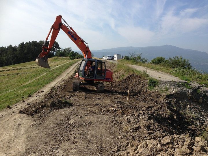 lavoro edile su strada sterrata