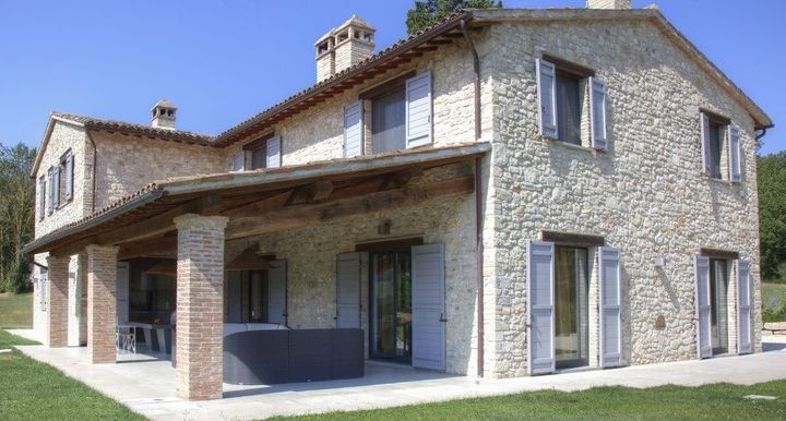 abitazione signorile con facciate in pietra