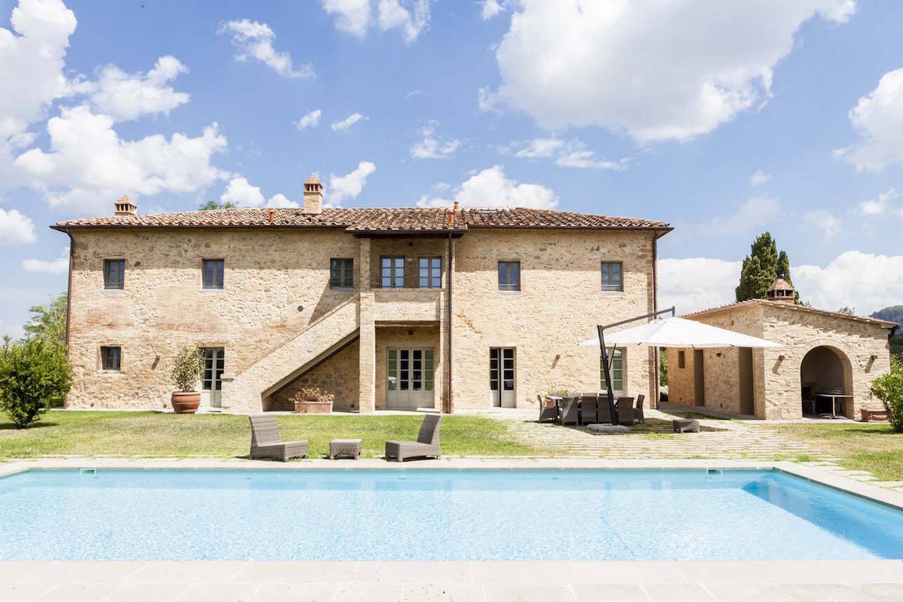 villa con piscina e facciata in pietra