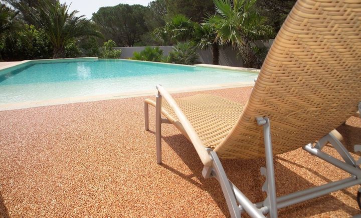 piscina con pavimentazione in resina antistante