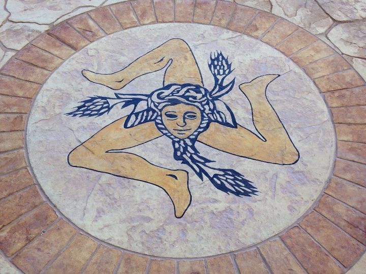 decorazione su pavimento con trinacria
