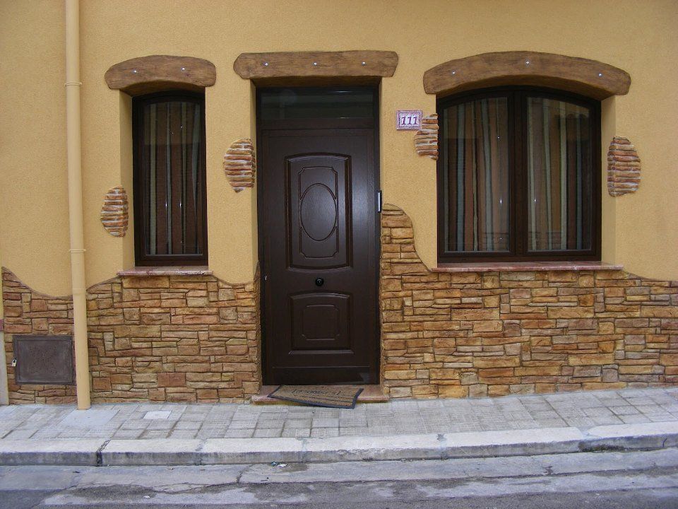 facciata esterna di una casa con intonaco stampato