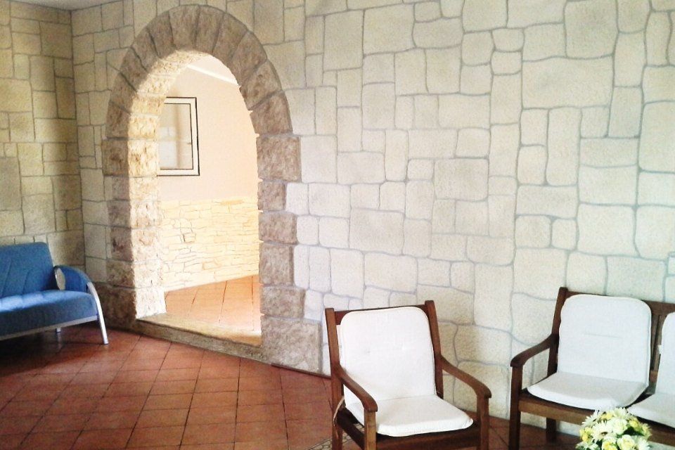 parete di una casa con intonaco stampato chiaro