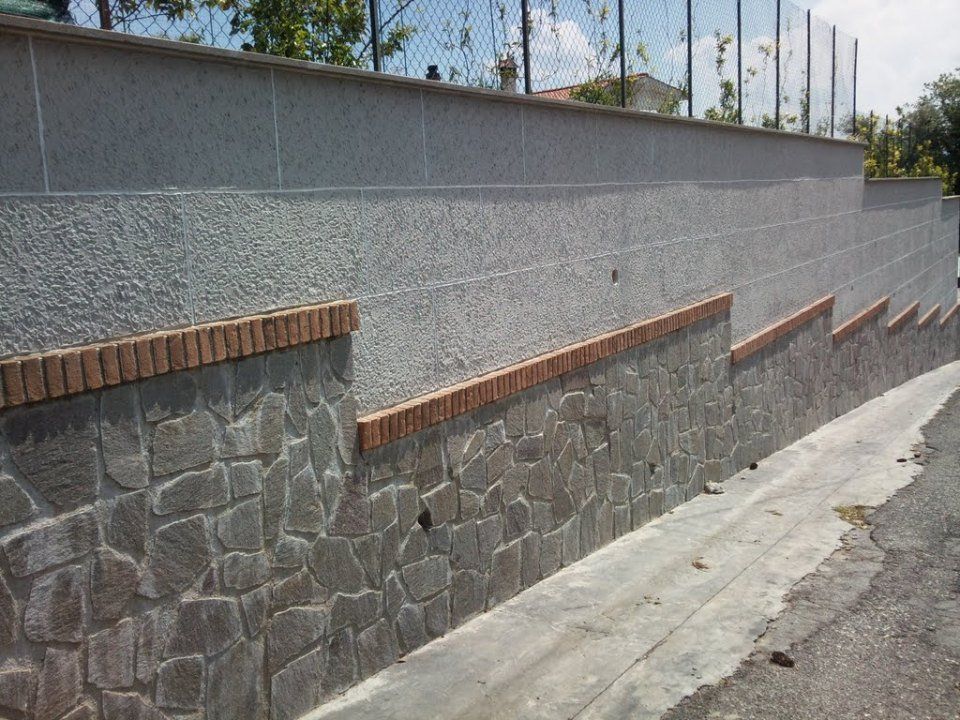 parete stradale con intonaco stampato effetto pietra