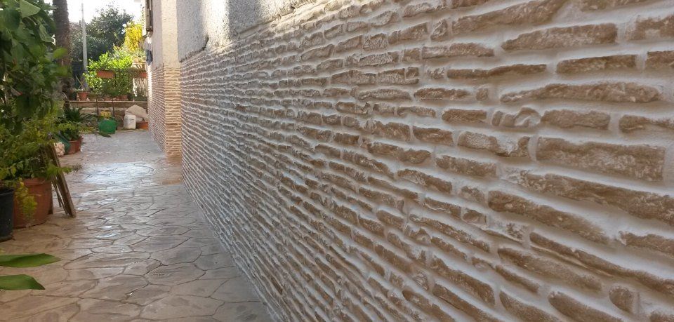 parete con intonaco stampato effetto pietra beige