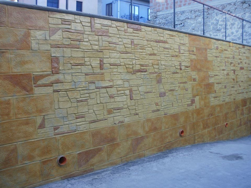 parete stradale con intonaco stampato effetto pietre irregolari