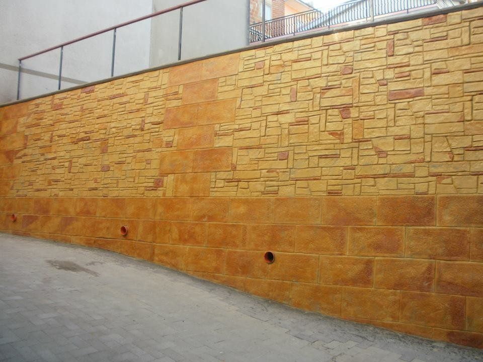 parete stradale con intonaco stampato arancione