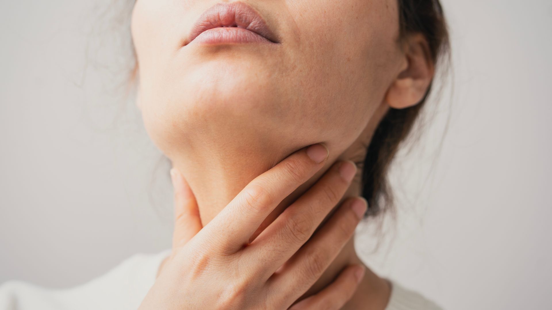 What is the difference between symptoms of Thyroid problems or perimenopause?