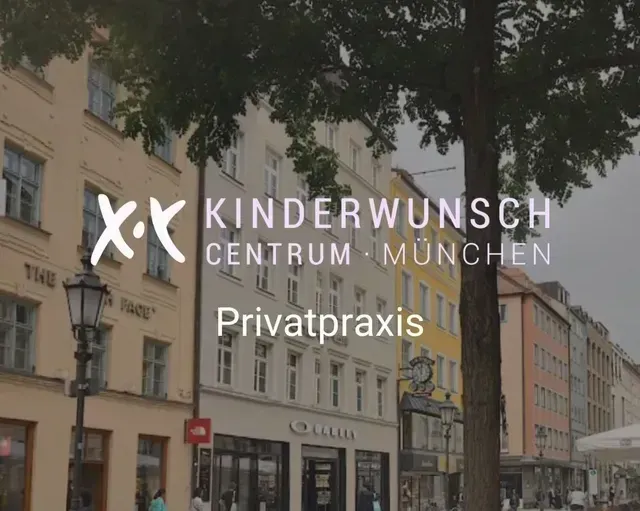 Ein Plakat für das Kinderwunsch Centrum München mit einem Baum im Vordergrund