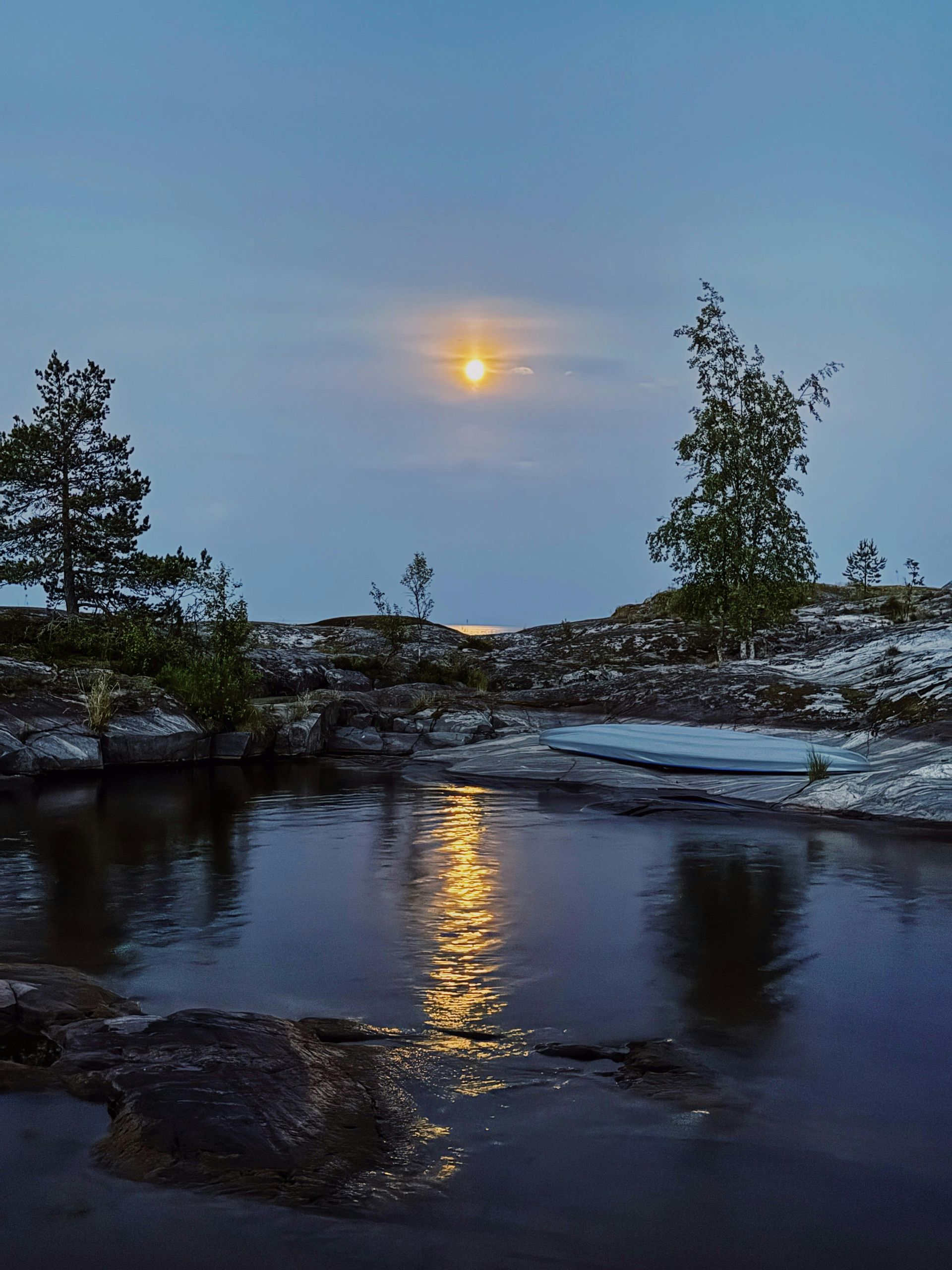 The heart is deep and wise like a lake under the sunrise: unity and synchronicity.