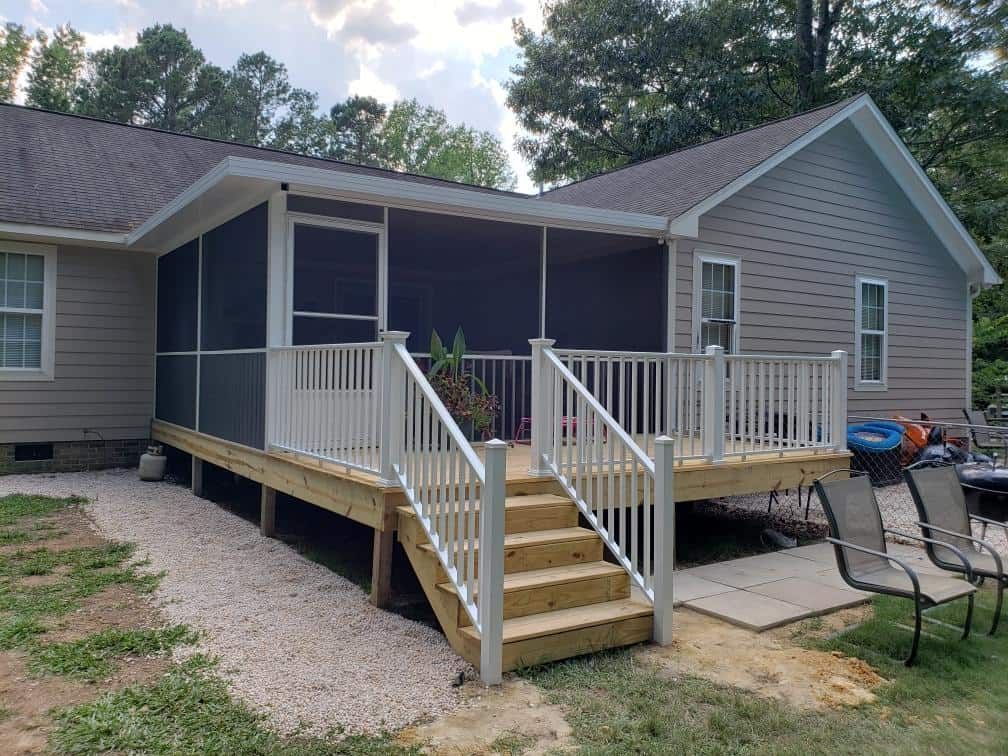Screened porch in white aluminum with pickets
