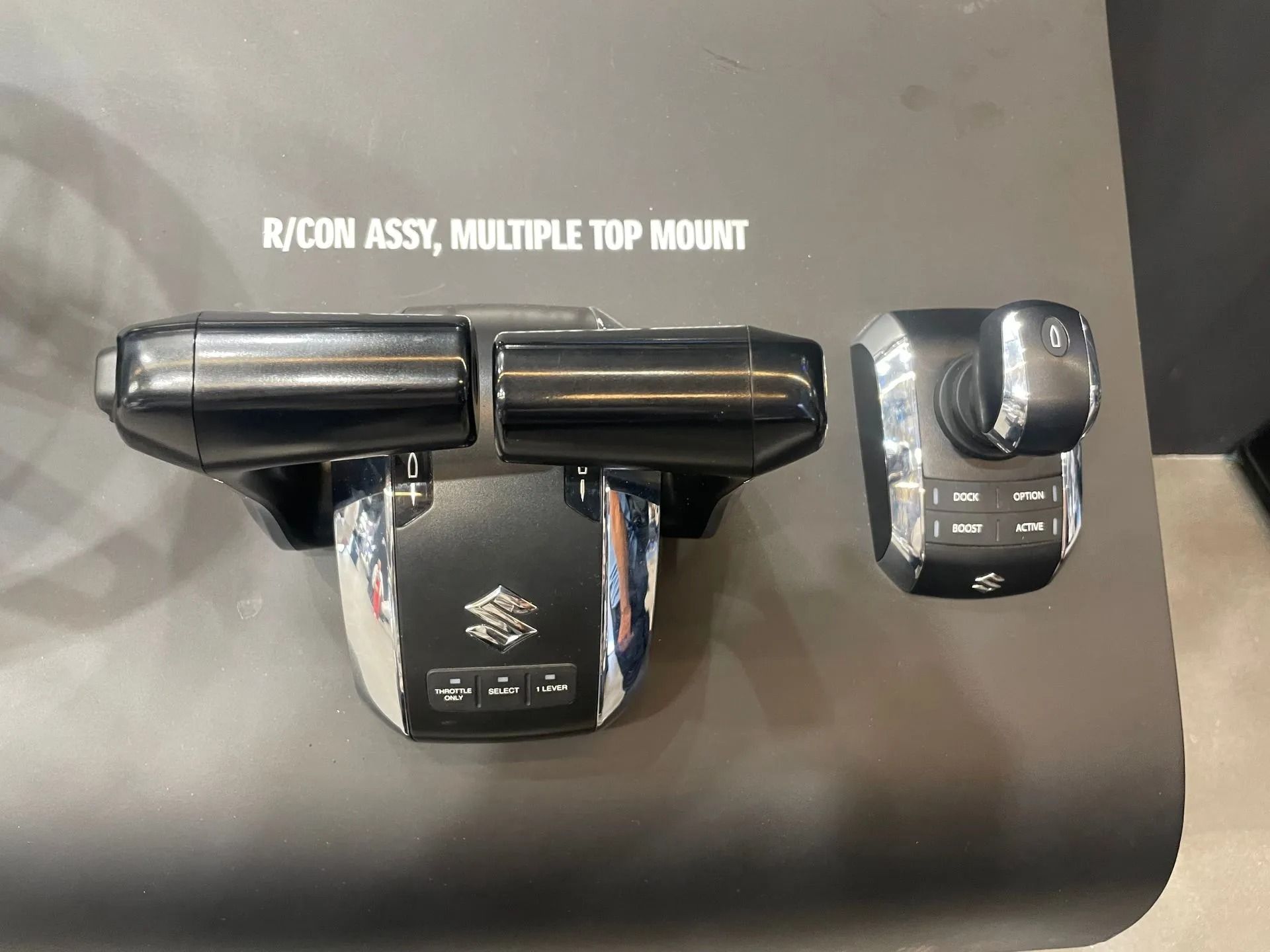 Comandi al manubrio per moto Suzuki con montaggio superiore.