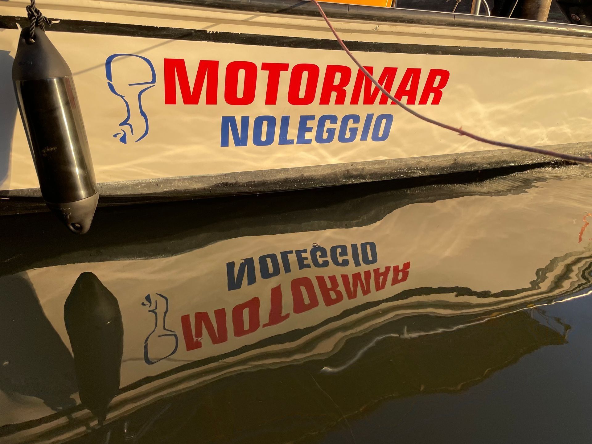 Imbarcazione con logo