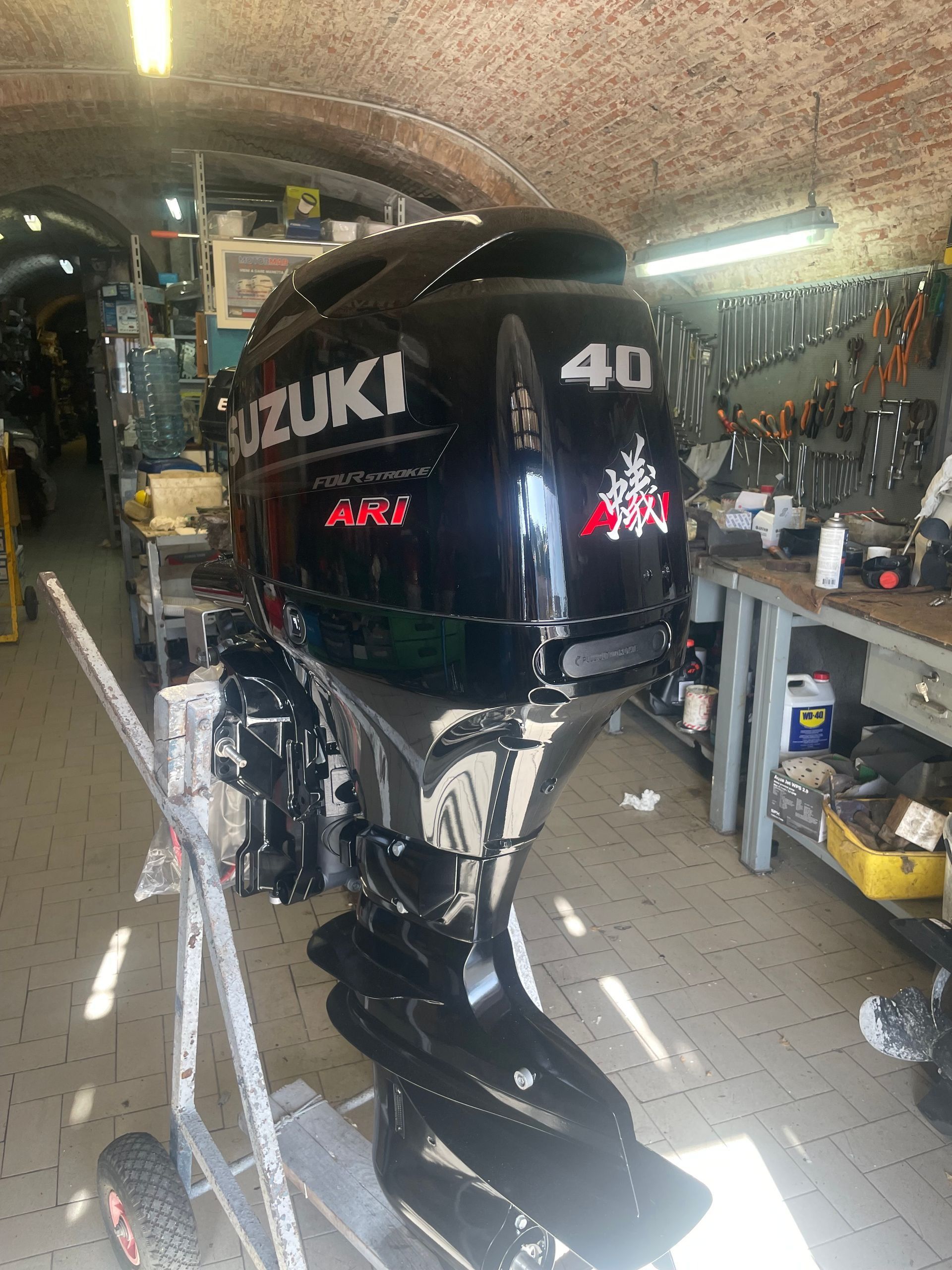 Motore fuoribordo Suzuki 40 nero in un'officina.
