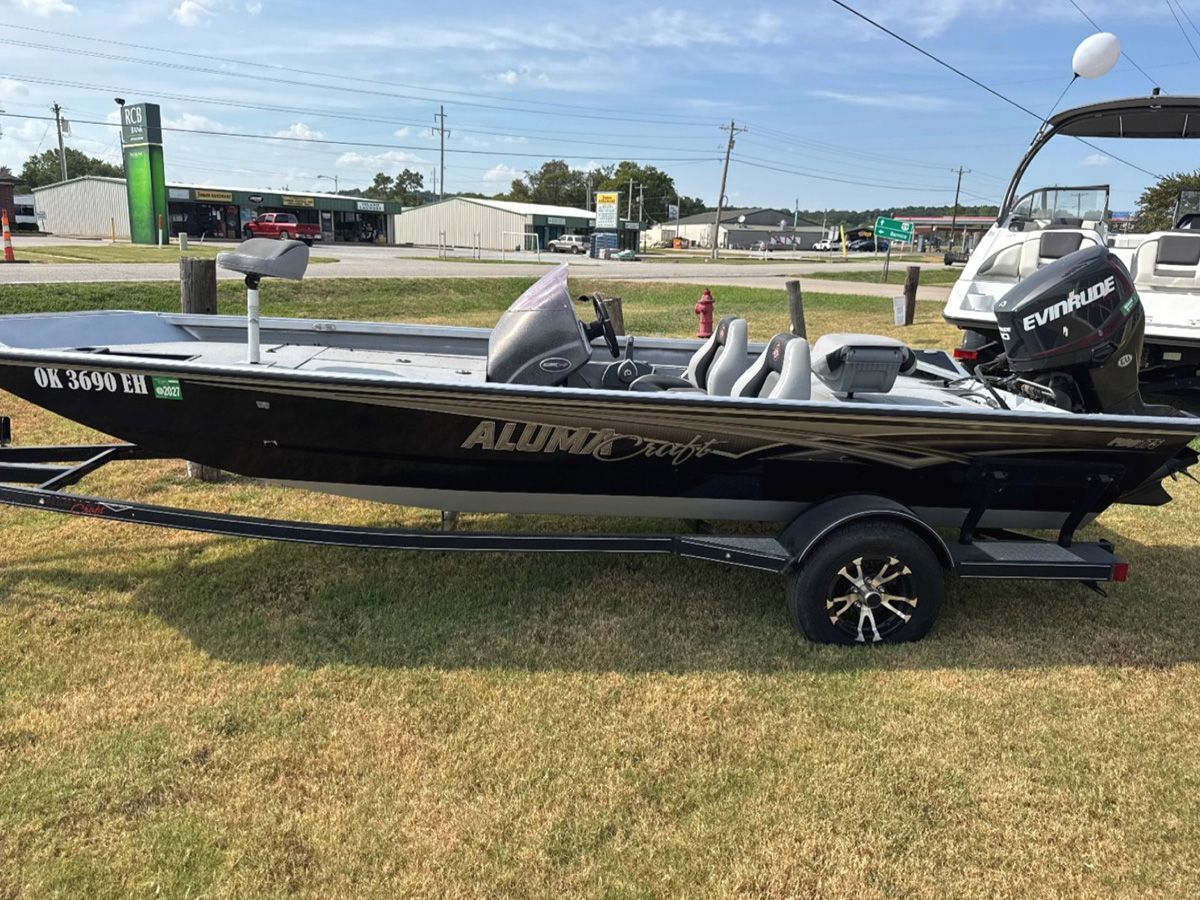Alumacraft Boat