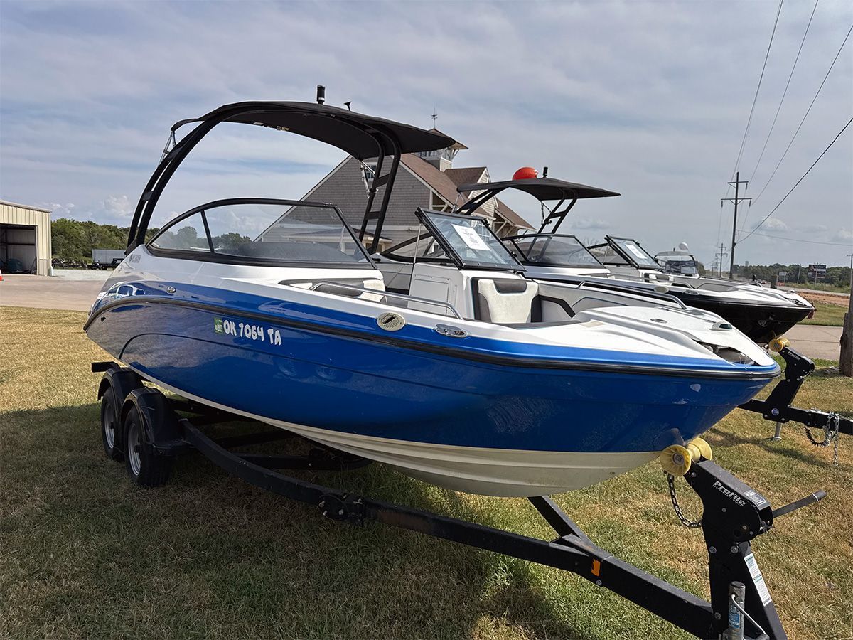 Watercraft at Candlewyck Cove Auction