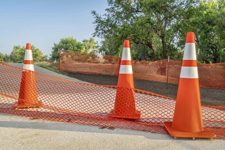 Recinzioni, barriere, dissuasori, segnaletica stradale e da cantiere