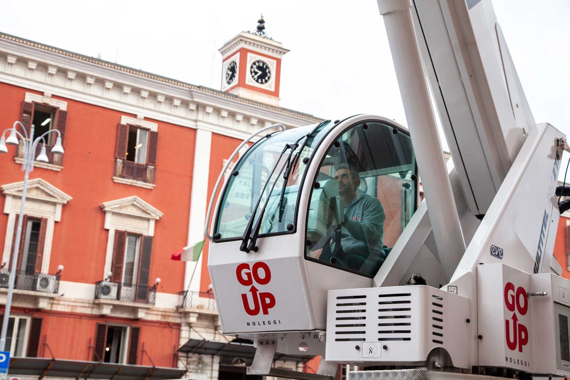 Furgone Iveco con piattaforma aerea