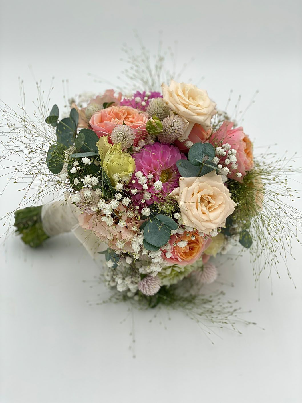 Ein Blumenstrauß mit Schleierkraut und Eukalyptus auf weißem Untergrund.