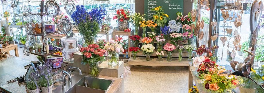 Das Innere eines Blumenladens voller Blumen.
