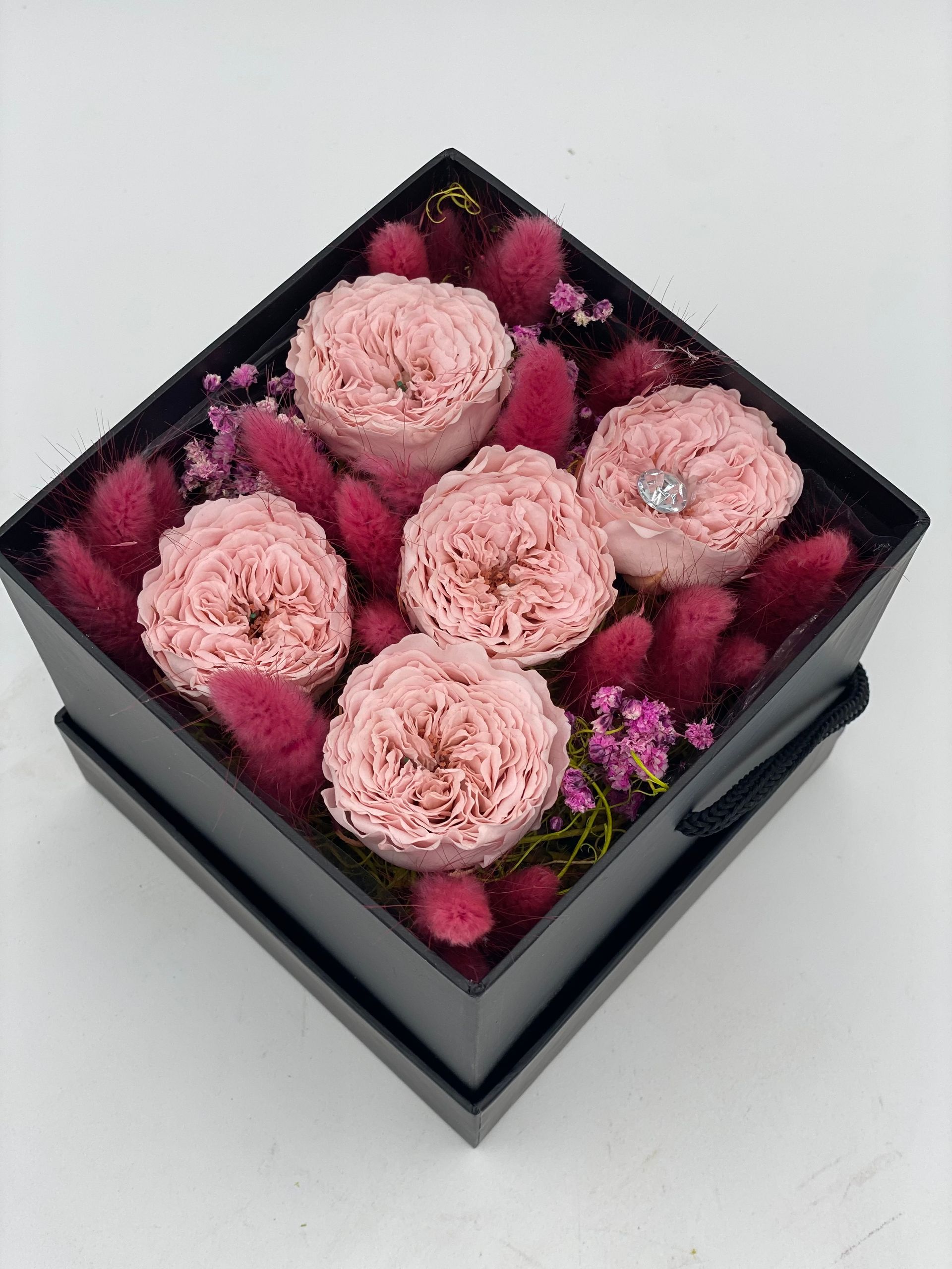 5 Stk.kleinblütige rosa Infinity Rosen in schwarzer Box mit dunkelrosa Trockengräsern.