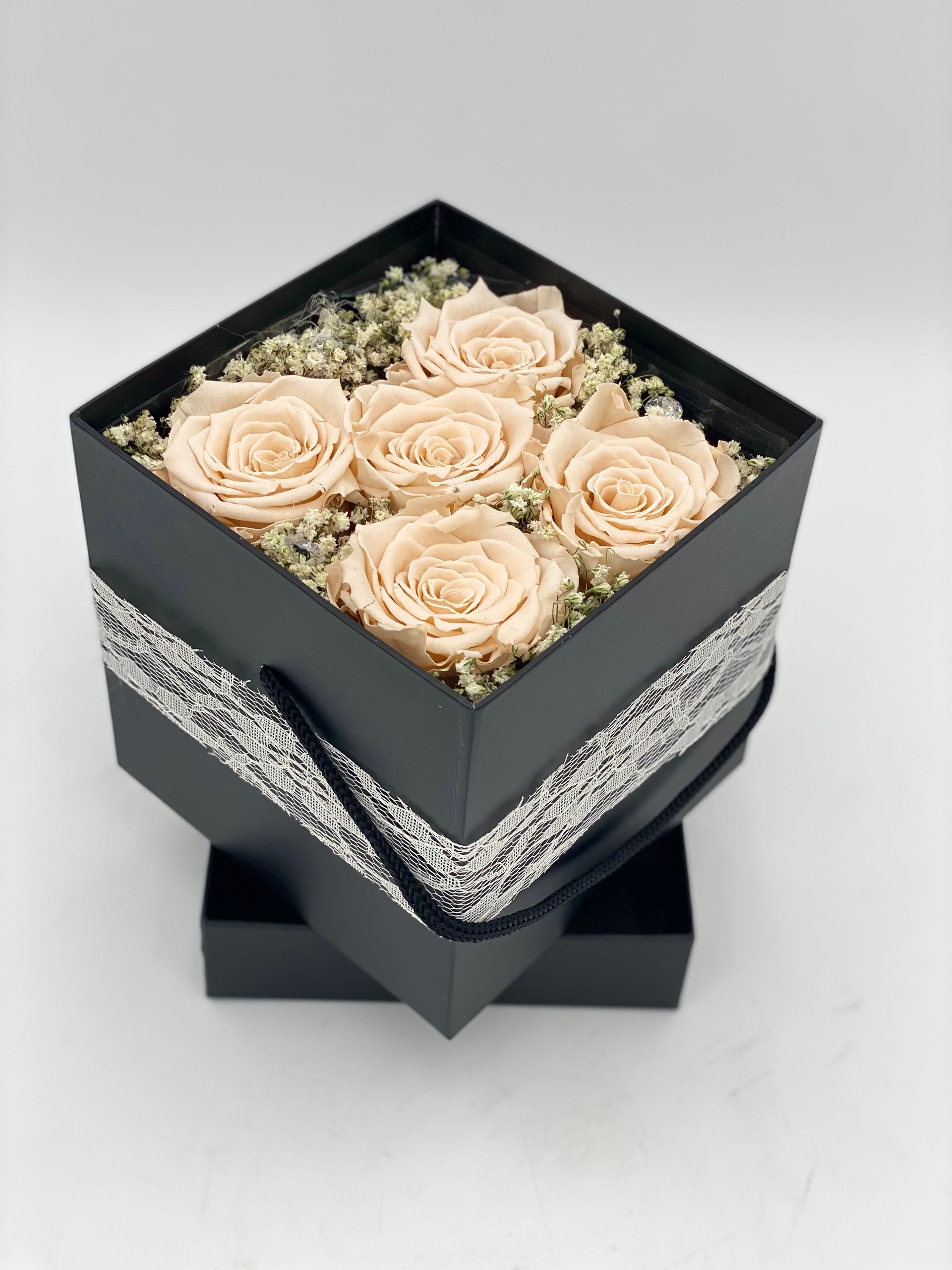5 Stk cremefärbige Infinity Rosen mit Schleierkraut in schwarzer Geschenkbox.