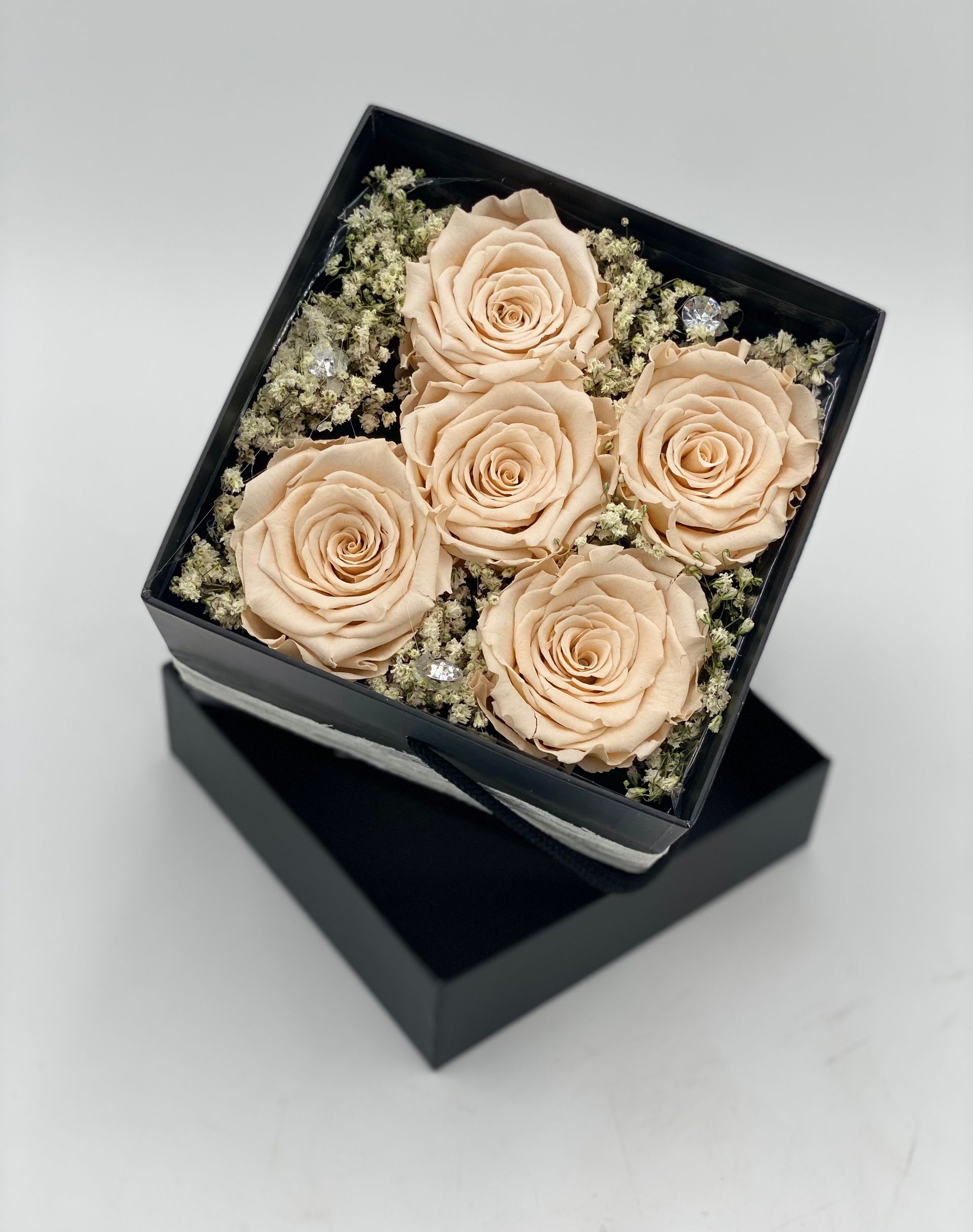 5 Stk cremefärbige Infinity Rosen mit Schleierkraut in schwarzer Geschenkbox.