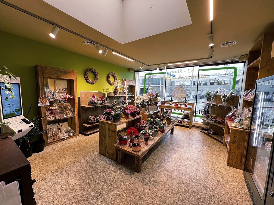 EinSB Shop in Graz voller Regale und frischen Blumen.