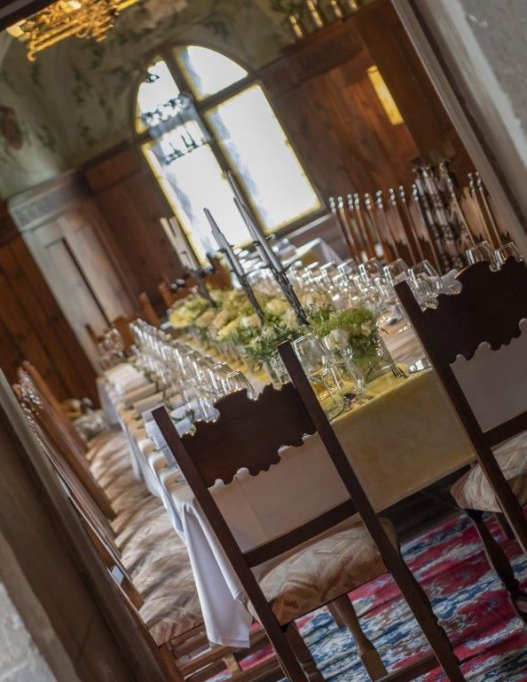 Ein Esszimmer mit einem langen Tisch und Stühlen