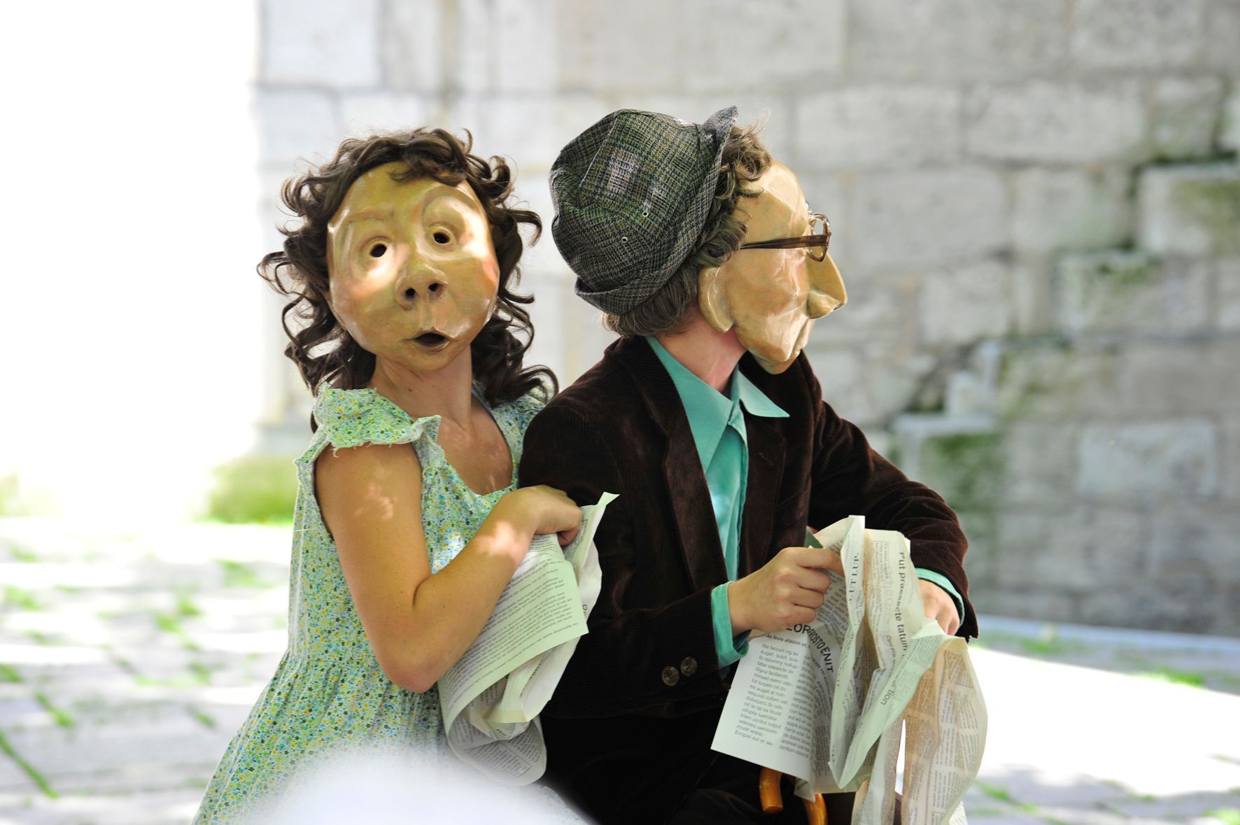 Ein Mann und eine Frau mit Masken im Gesicht