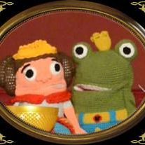 Ein Frosch und ein Prinz sitzen nebeneinander in einem Bilderrahmen.