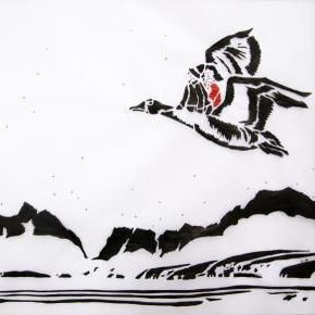 Ein Schwarzweißgemälde einer Ente, die über ein Gewässer fliegt.