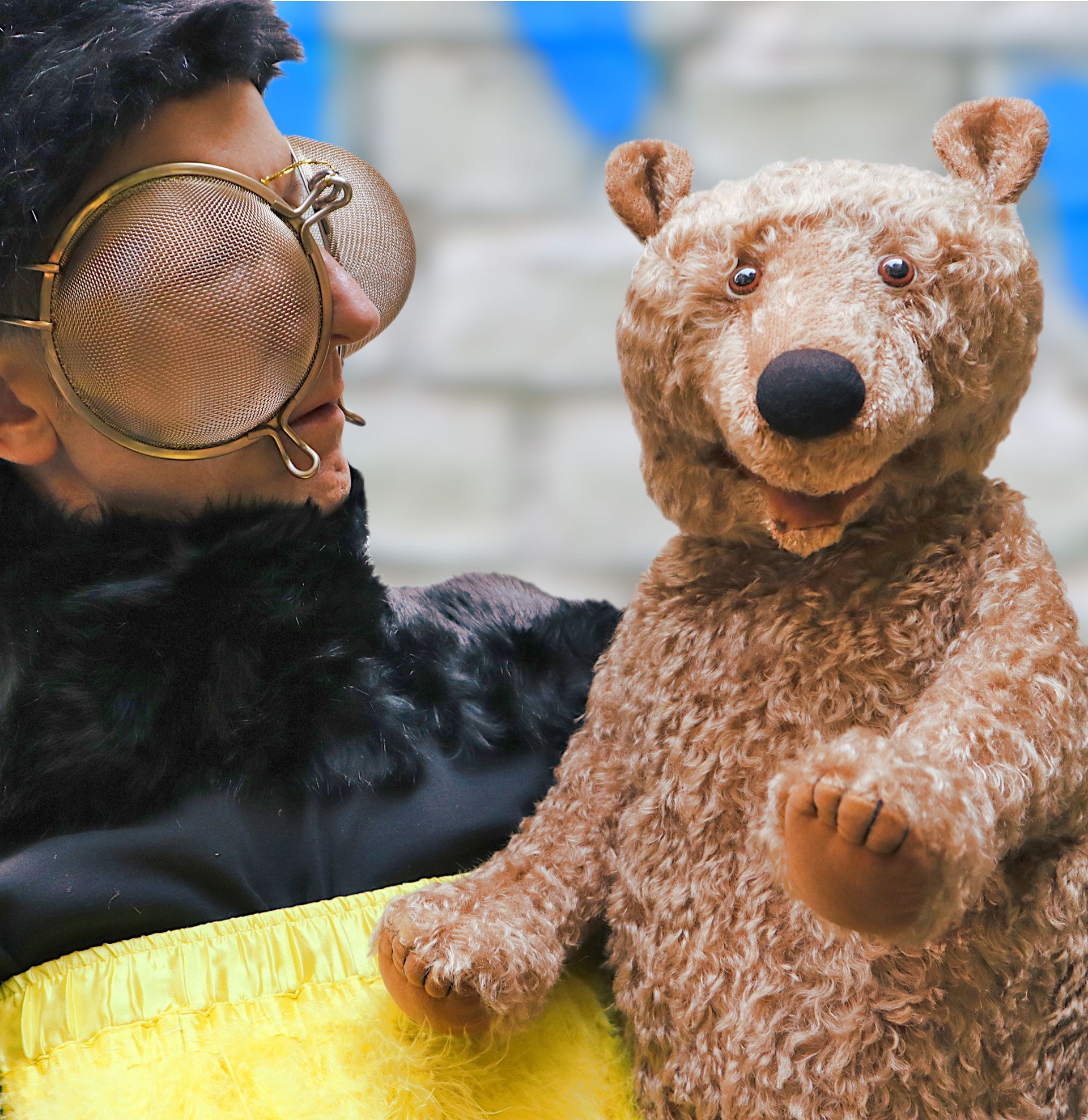 Ein Mann mit Brille hält einen Teddybär
