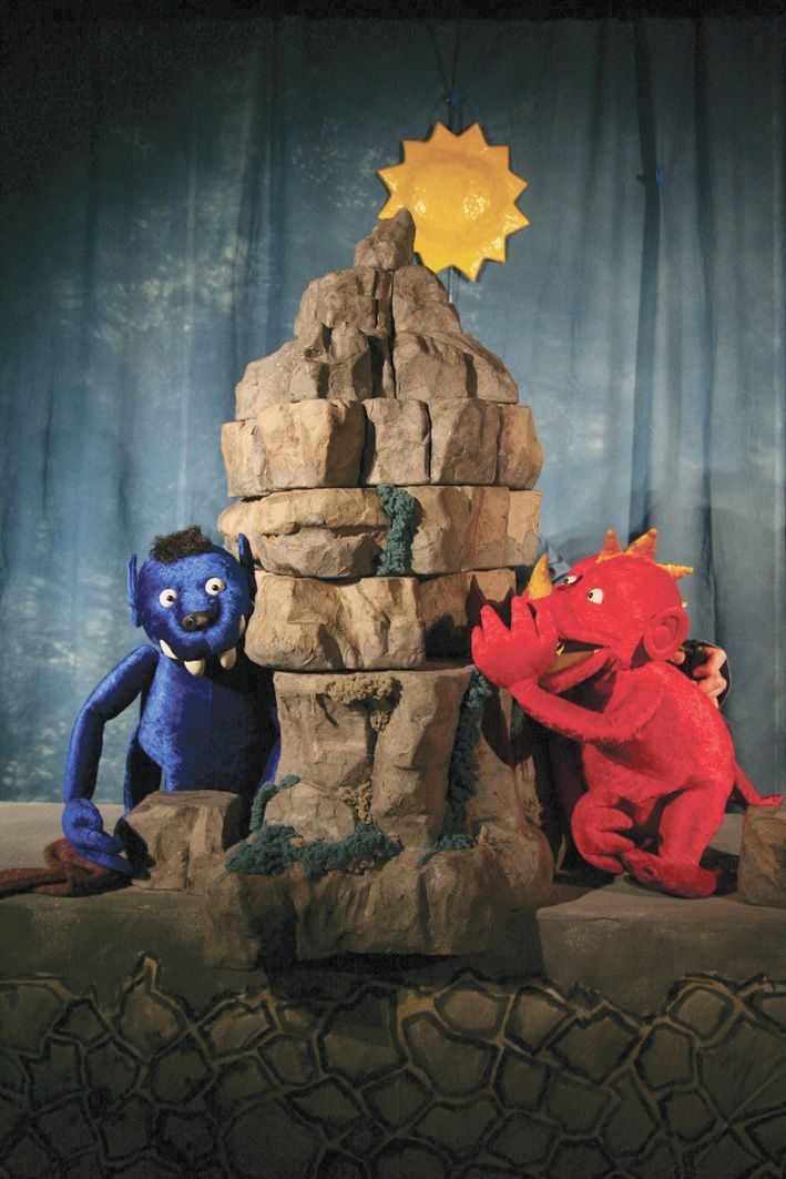 Ein blaues Monster und ein rotes Monster stehen nebeneinander
