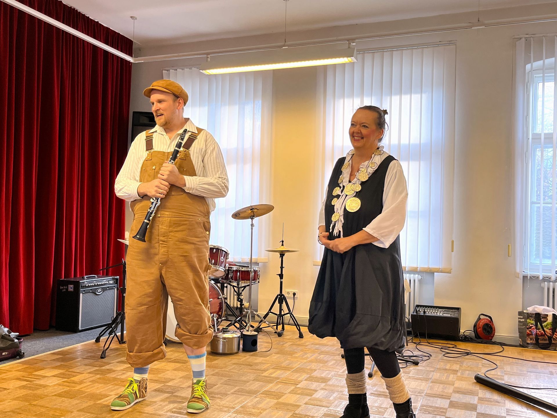 Ein Mann spielt Klarinette neben einer Frau