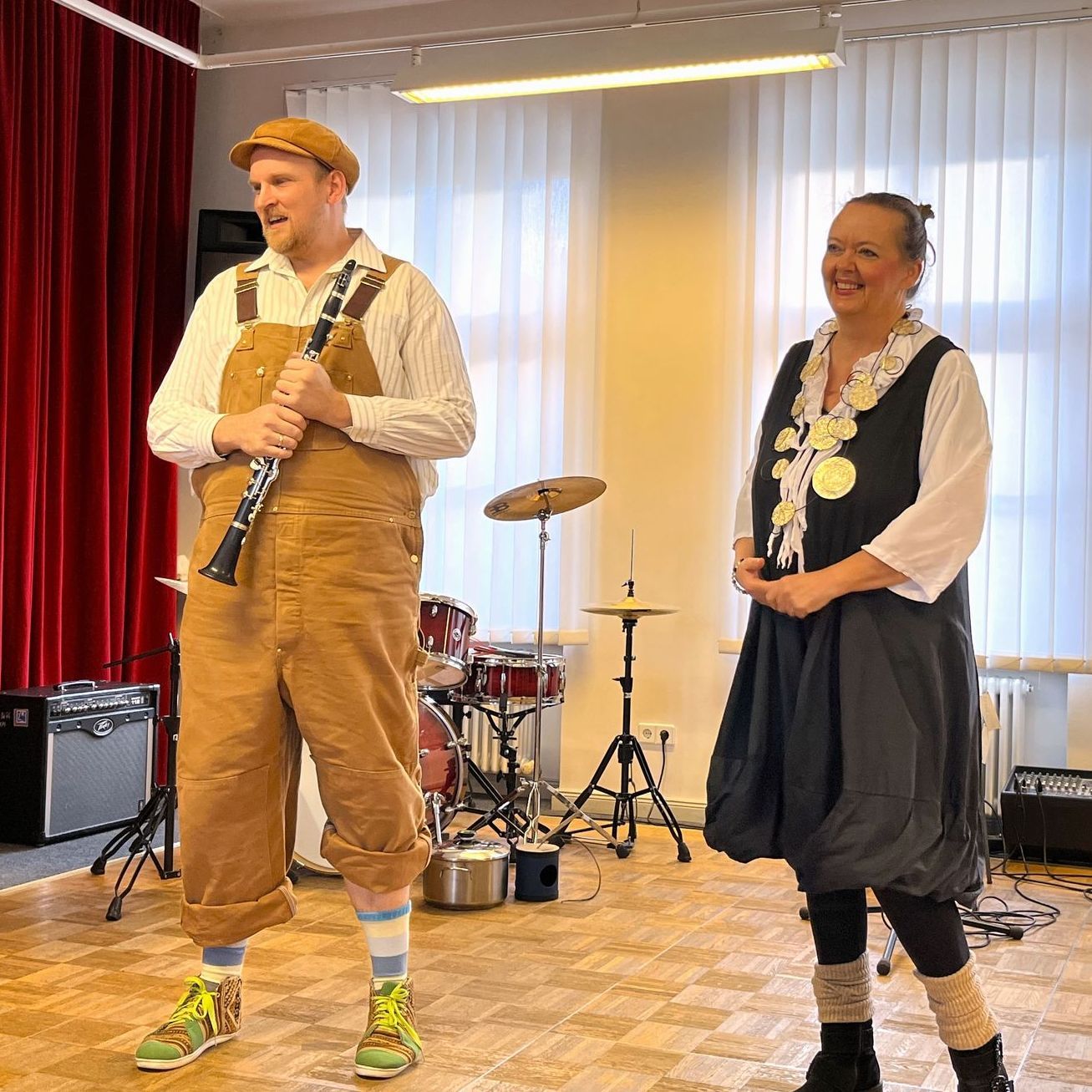 Ein Mann spielt Klarinette neben einer Frau