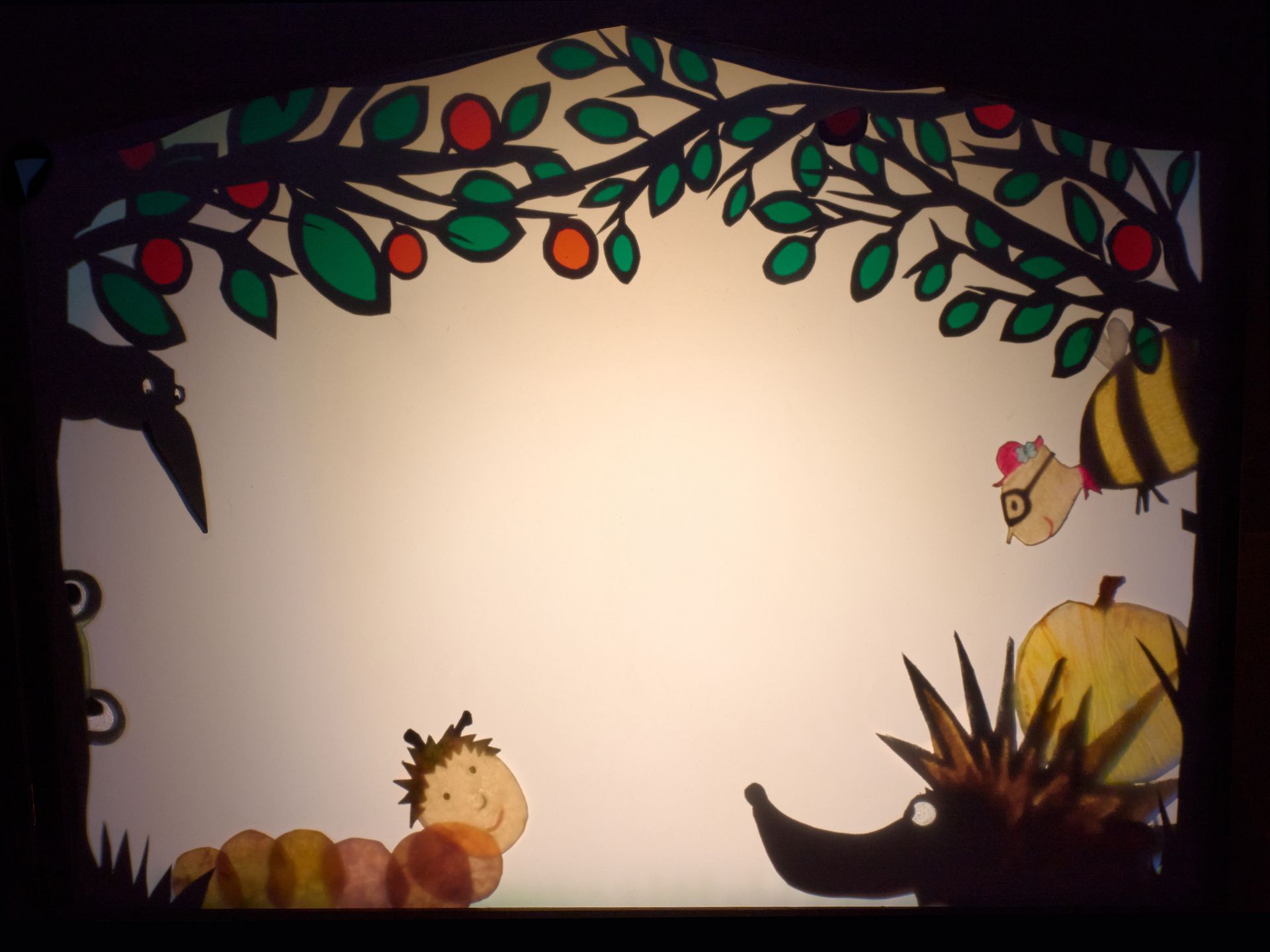Ein Puppenspiel mit einer Raupe, einem Igel und einem Vogel